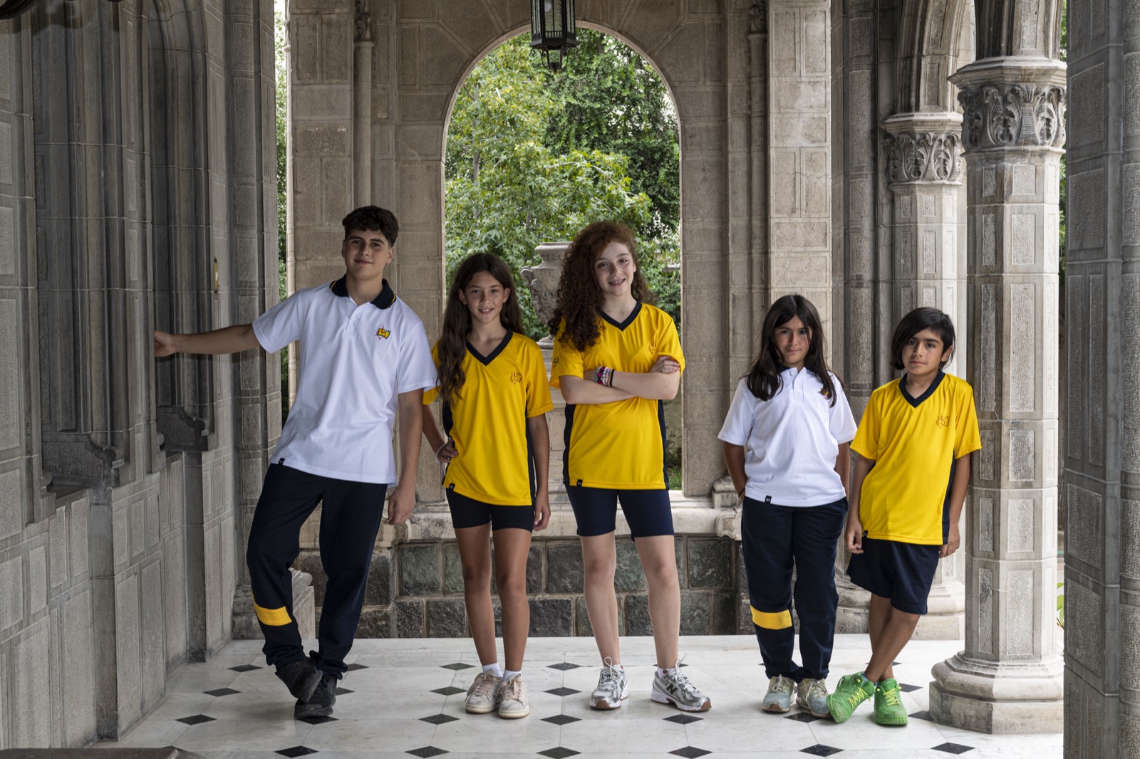 Niños usando uniformes Qii Schoolwear en un colegio